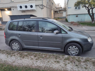 Volkswagen Touran foto 2