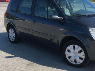 Renault Grand Scenic foto 2