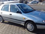 Nissan Sunny foto 2