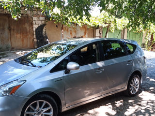 Toyota Prius v foto 3