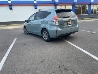 Toyota Prius v foto 2