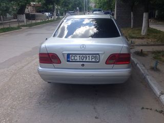 Mercedes E Class foto 2