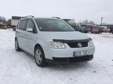 Volkswagen Touran foto 2