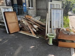 Вывоз стоительного мусора.  Evacuarea gunoiului dupa reparatie.