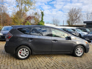 Toyota Prius v foto 19