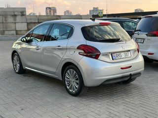 Peugeot 208 foto 4