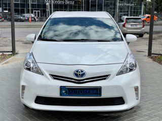 Toyota Prius v foto 2