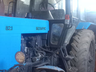 Vând tractor MTZ 82 din anul 2000, în stare buna împreună cu plug și cultivator. foto 3