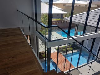 Balustrade din sticlă călită,carcasă din inox sau fixări pe monopuncte. foto 4