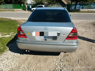 Mercedes C-Class foto 2