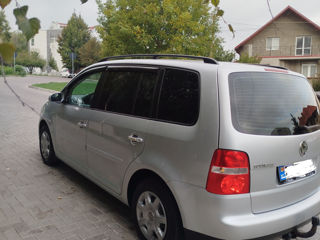 Volkswagen Touran foto 2