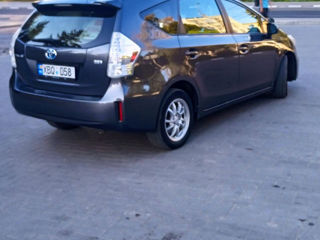 Toyota Prius v foto 2