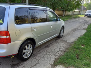 Volkswagen Touran foto 4