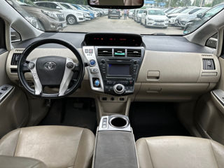 Toyota Prius v foto 12