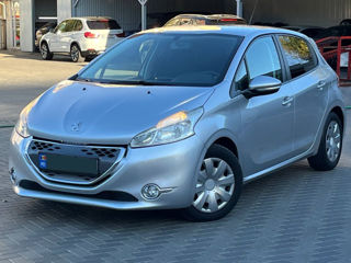 Peugeot 208 foto 1