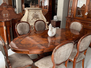 Masa din lemn masiv, ovală cu 6 scaune tapițate