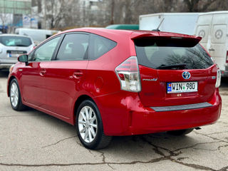 Toyota Prius v foto 5