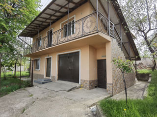 Casă cu 2 nivele, garaj și 3 parcări! "House with 2 levels, garage, and 3 parking spaces!" foto 1