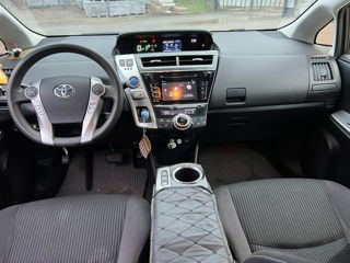 Toyota Prius v foto 7