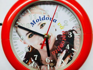 Часы с Молдавской символикой, часы Молдовы сувенирные (девушка с винорадом)