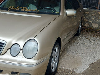 Mercedes E-Class foto 2