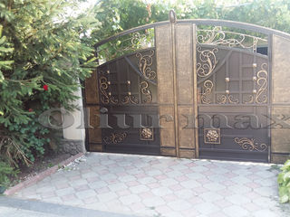 Перила, ворота, решётки, заборы, козырьки, металлические двери, другие изделия из металла.