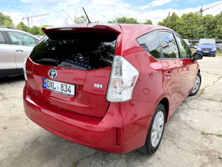 Toyota Prius v foto 2