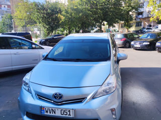 Toyota Prius v foto 5