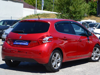 Peugeot 208 foto 2