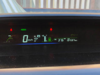 Toyota Prius v foto 8