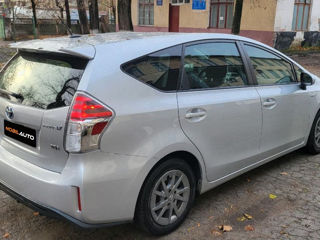 Toyota Prius v foto 4