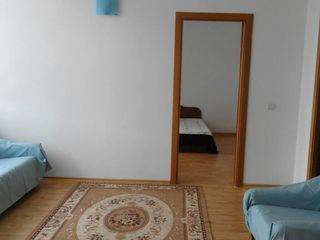 Va oferim apartament spre chirie luminos si spatios cu doua odai separate ,bucatarie cu living foto 3