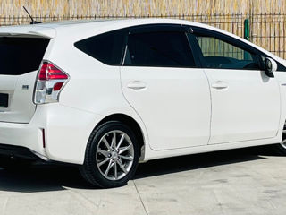 Toyota Prius v foto 4