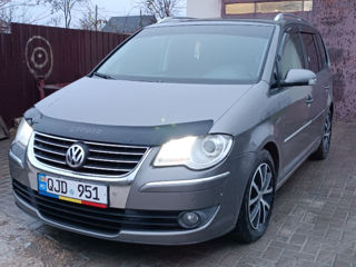 Volkswagen Touran foto 2