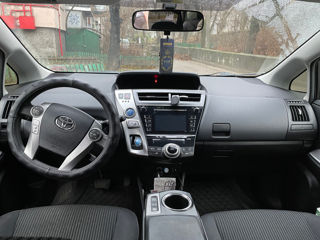 Toyota Prius v foto 6