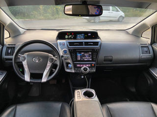 Toyota Prius v foto 3