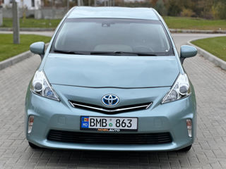 Toyota Prius v foto 3