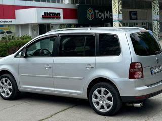 Volkswagen Touran foto 2