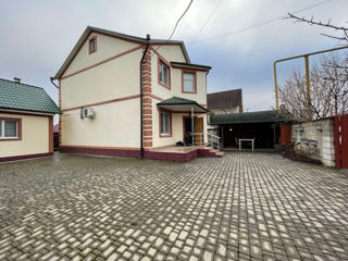 Casă cu 2 nivele cu o suprafață de 240 mp + 4 ari, situată pe str. Răzeșilor 17/A, orașul Bălți