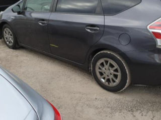 Toyota Prius v foto 3