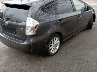 Toyota Prius v foto 3