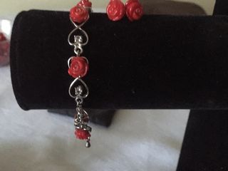 Комплект- браслет и серьго с натуральным красным кораллом в форме розочек