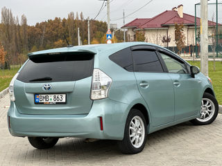 Toyota Prius v foto 5