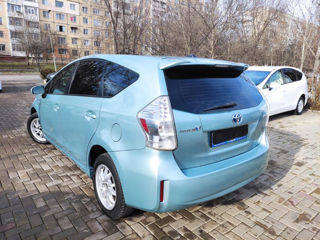 Toyota Prius v foto 9