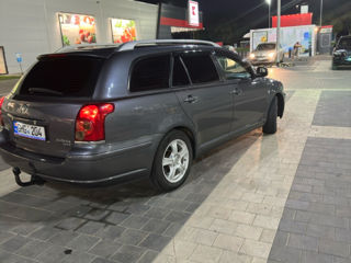 Toyota Avensis foto 2