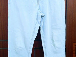 Pantaloni de firma ZARA.