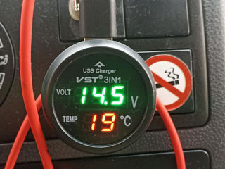 Вольтметр-термометр и зарядное usb 12/24v. 3 в 1 Прибор измеряет температуру от минус 30 до +70*С foto 9