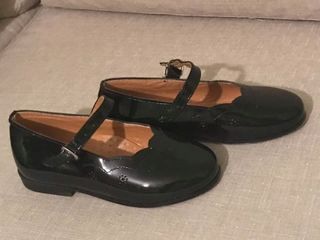 Продам лакированные туфли для девочки новые Италия