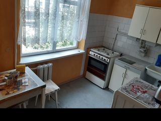 In chirie  apartament cu 2 odai, Riscanovca str.M.Costin linga Park.Pret 180 euro. foto 6