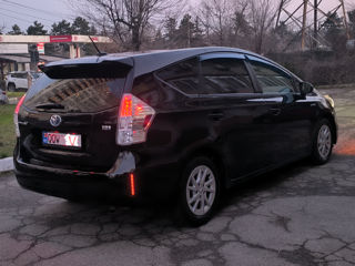 Toyota Prius v foto 5